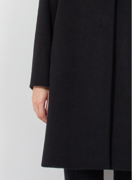 Cappotto nero in puro cashmere con collo alto