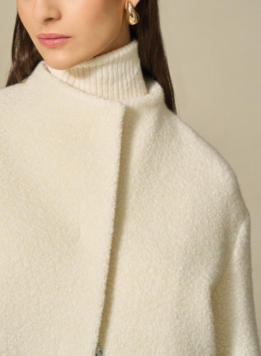 Short white wool coat with 3/4 sleeves